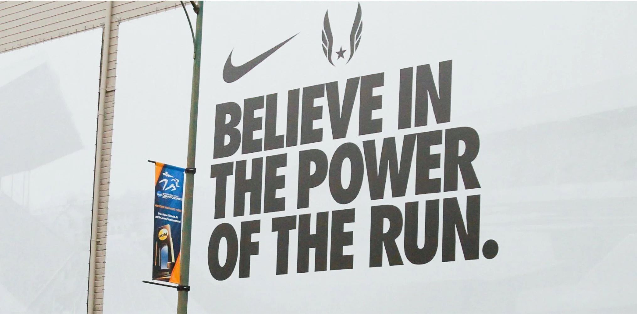 Nike 'Believe in the Power of the Run' 대형 외벽 광고 — 굵은 산세리프 타이포그래피가 강한 임팩트를 전달한다