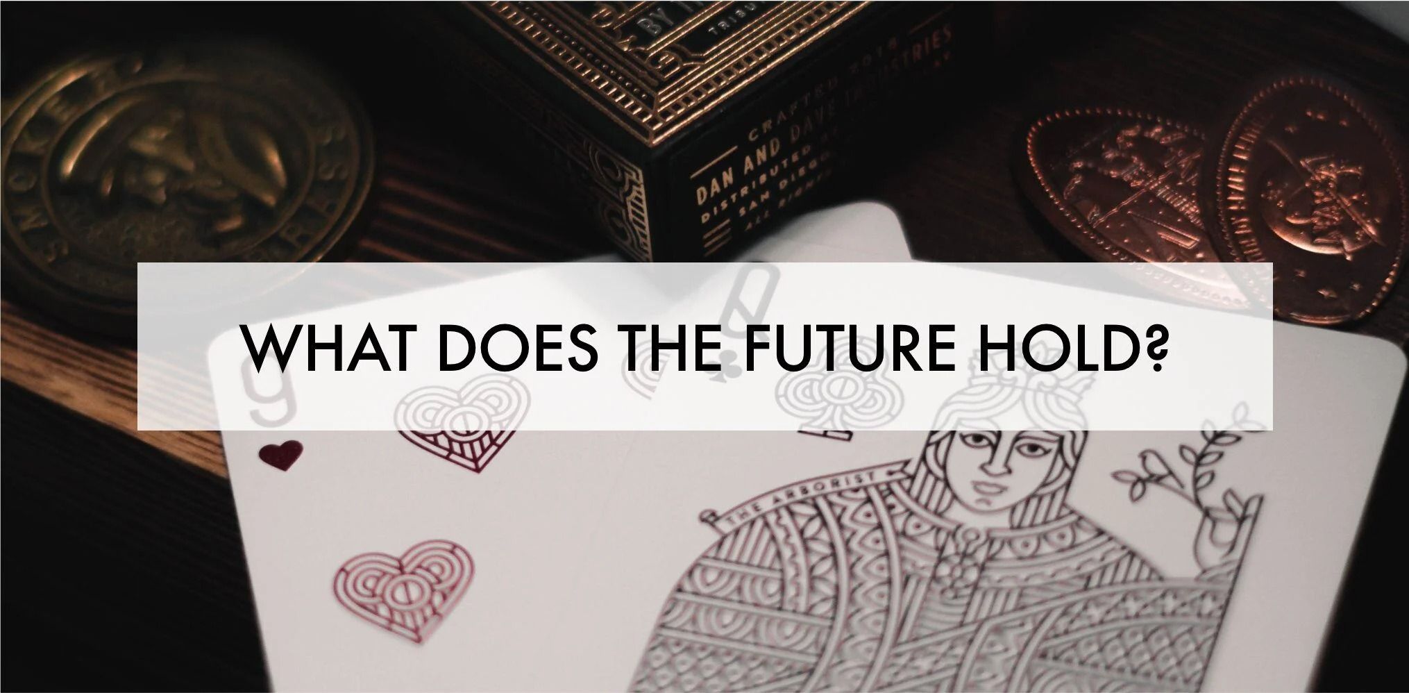 'WHAT DOES THE FUTURE HOLD?' 문구가 새겨진 카드와 금속 메달 컬렉션 — Futura라는 이름처럼 미래를 상징하는 오브젝트들